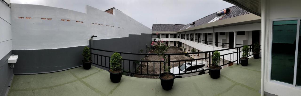 Aurora Hotel Siliwangi Cirebon Exterior foto